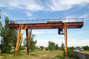 Abandoned gantry crane.